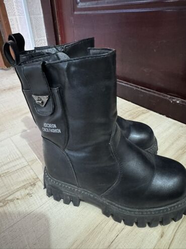 кожанные ботинки: Черные кожаные сапоги на массивной тракторной подошве.31р - Материал