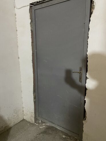 Furnitura və aksessuarlar: Metal qapı – boz rəngli, sadə dizayn - Material: polad/metal