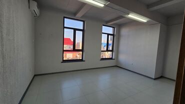 Офисы: Сдаю Офис, 21 м², В бизнес центре, С видом на горы, 1 линия, С оборудованием — 2