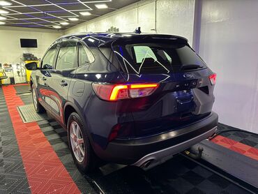 Ford: Plavi Ford Kuga, SUV model sa petoro vrata, opremljen je automatskim — 12