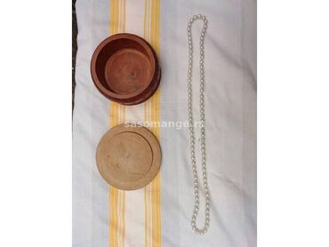 manžetne za košulje: Drvena kutija sa ogrlicom /biseri /, kutija prečnika 12 cm, ogrlica