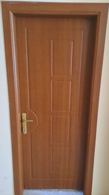 Taxta qapilar 26 eded cox aqir ve kefyetli qaplardir ici dolu cercive