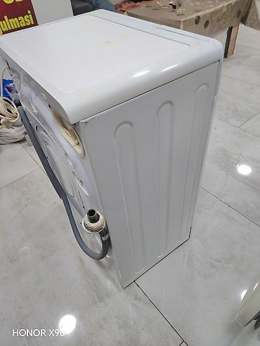 6 a: Indesit markalı ön yükləməli paltaryuyan maşın. Ağ rəngdədir və — 5