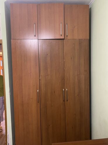 шкаф для верзней одежды: Продаем две кровати, шкаф большой для вещей, плюс рабочий стол как