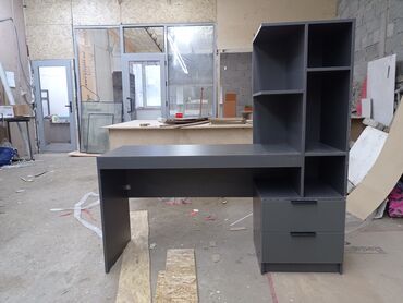 стол в кухню: Комплект офисной мебели, Стол, Новый