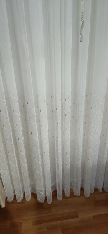 Pərdə və tüllər: Zərif ağ tül pərdə, üzərində incə naxışlarla bəzədilib. Otağınıza — 5