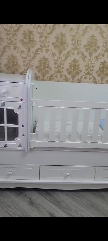 kreditle divan kreslo: Ağ rəngli çoxfunksiyalı beşik-dolap kombini - Material: MDF/taxta — 2