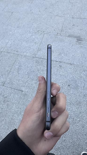 aplle 8: Продаётся iPhone в чёрном цвете с кнопкой Home и Touch ID. Смартфон — 6