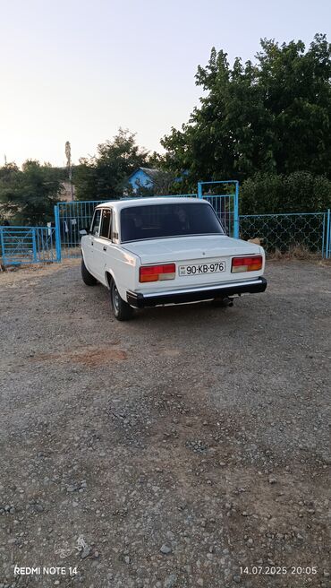 VAZ (LADA): Lada 2107 model ağ rəngli sedan avtomobil. Bu model, öz dözümlülüyü və — 3