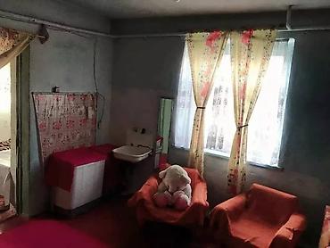 Продажа полдома: Срочно Мал базар жакта жер уй сатылат обмен бар . Под бизнес, под — 6