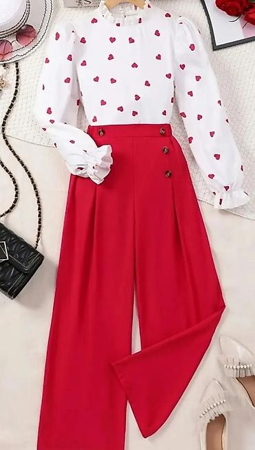 Ženski komplet – bluza i pantalone - Bluza: bela sa printom crvenih