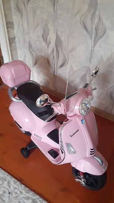 Uşaq üçün elektrik maşınları: Uşaq üçün elektrikli skuter – Vespa üslubunda, çəhrayı rəng yenidir — 1