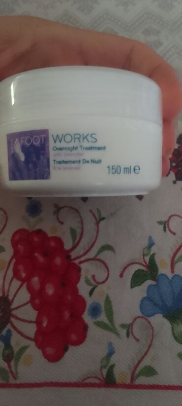 helanke od vestacke koze: Set za negu stopala Avon Foot Works sadrži kremu za noćnu negu stopala