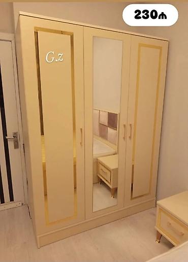 led guzgu: Üç qapılı paltar dolabı - Rəng: krem tonları, qızılı dekorativ — 1