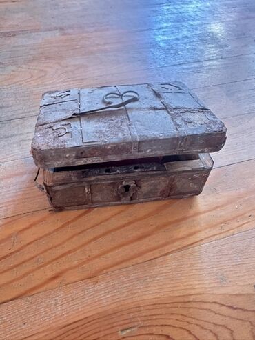 panel radiyatorlar: Qədimi aandıq mücrü 100 ildən çox yaşı var Metall qutu – dekorativ