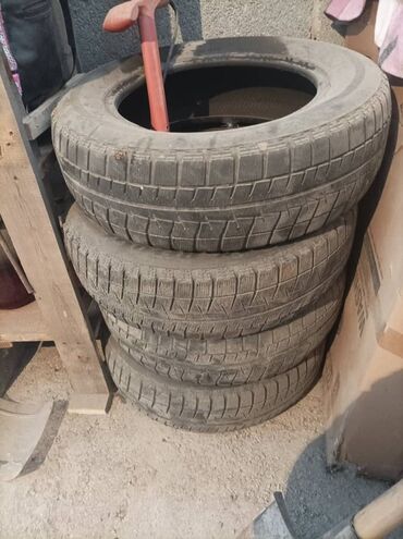 покупаем шины бу на переработку цена: Комплект из 4 автомобильных шин с зимним рисунком протектора. - Тип
