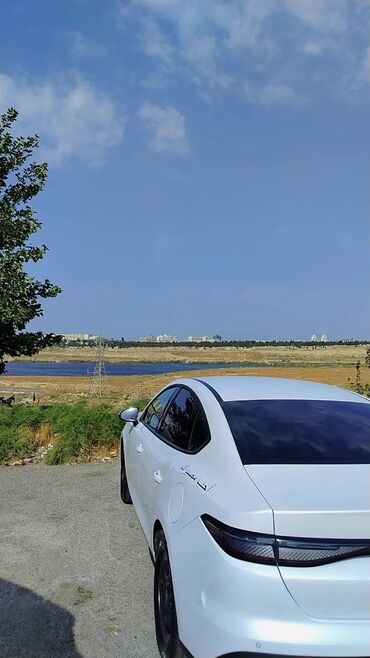 фольксваген поло комплектации и цены: Ağ rəngli fastback kuzovlu sedan Xüsusiyyətlər: - Aerodinamik