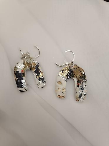 Minđuše: Ručno rađene mindjuse od gline sa unikatnim apstraktnim dezenom i — 31