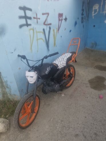 işlənmiş radiatorlar: Özünəməxsus dizayna malik, qara rəngli motosiklet. Motosikletin parlaq