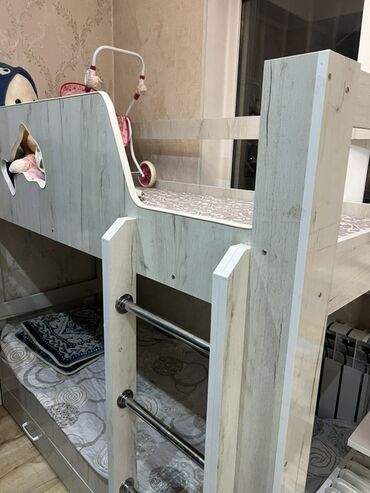 двухъярусная кровать диван: Двухъярусная кровать из светлого дерева, оснащенная лестницей с