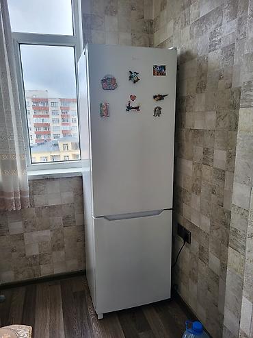 soyuducu kohnə: Aşağıdan donduruculu, ağ rəngdə iki qapılı soyuducu. İşlək vəziyyətdə — 1