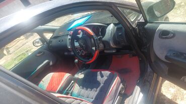 купить диски на ниву r16 бу: Черный хэтчбек Honda Fit с пятидверным кузовом, обеспечивающим удобный