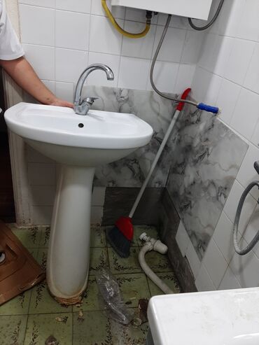 divar boyalari: Ayaqüstü (piyada) seramik yuyunma lavabosu – kranlı.Ustunde guzgude