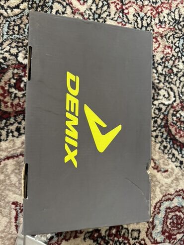 зальники для футбола: Футбольные бутсы Demix яркого желтого цвета предназначены для игры в