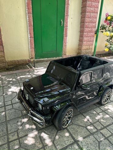 Manejlər: Qara rəngli, Mercedes-Benz G-Wagen stilində uşaq elektrik avtomobili