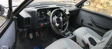 Tofas: Tofaş Şahin sedan – qara rəng, 4 qapı, arxa ötürücülü. Xüsusiyyətlər — 6