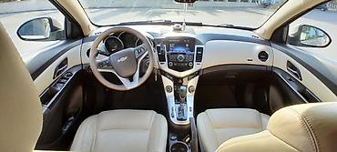 chevrolet cruze salon: Chevrolet Cruze sedan - Kuzov: sedan, bej rəng - Mühərrik və ötürmə — 2