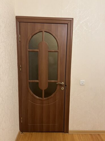 otağ qapları: 3 ededdir.biri 40 aznQəhvəyi rəngdə olan, şüşəli daxili qapı. Oval