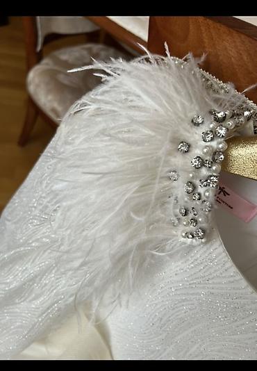 Donlar: Vetuel kids couture yerinden ozel sigarishle tikilib
5-6-7 yaş
30 azn — 3