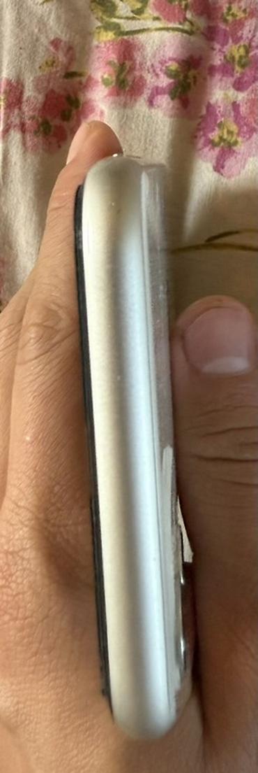 Мобильные телефоны: IPhone 11, белый цвет. Характеристики и особенности: - Экран Liquid — 5