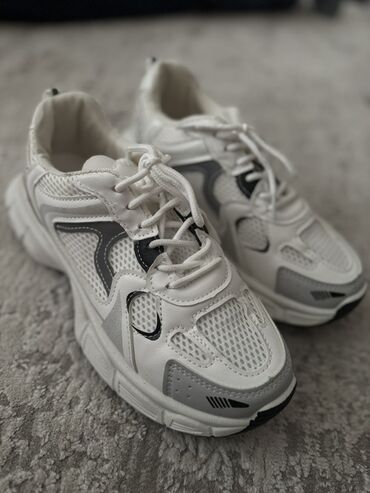 Women's Sneakers and athletic shoes: Кроссовки спортивные, белые с серыми и черными вставками - Дизайн