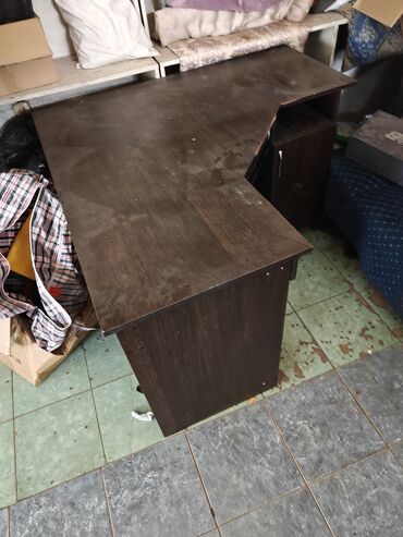 офисный столик: Офисный стол, Б/у, Нерегулируемый, Угловой, ЛДСП, Бесплатная доставка, Платная доставка