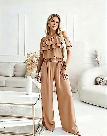 twilly hermes: Ženski elegantni kombinezon sa volanima na ramenima
2700 din
S M L — 1