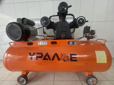 Qoruyucu plyonka və şüşələr: Portativ, narıncı rəngdə hava kompressoru. Bu model W-0.36/8, 4 at