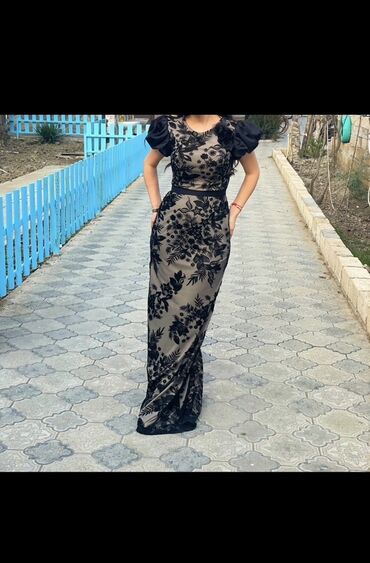 ağ donlar instagram: Zərif axşam geyimi – uzun, bədənə oturan siluetli model. Bej əsas