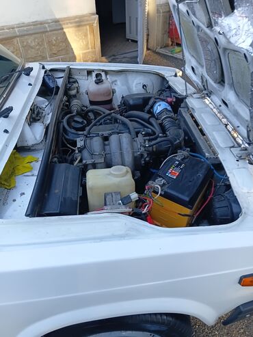 VAZ (LADA): VAZ 2107, ağ rəng, sedan. Xüsusiyyətlər: - Kuzov: 4 qapılı sedan — 6