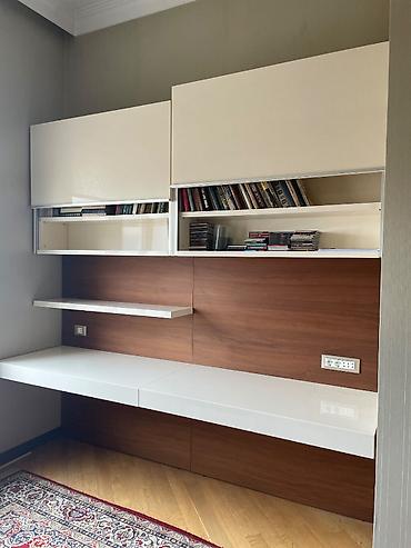 mdf panel: Ish masasi reflerle, 240 sm. iki hisseden ibaretdir, 120 sm de almag — 2