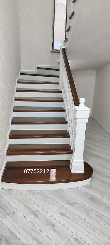 Digər tikinti xidmətləri: Taxta pilləkən, ağ rəngdə dirəkləri və qəhvəyi rəngdə pillələri ilə — 12