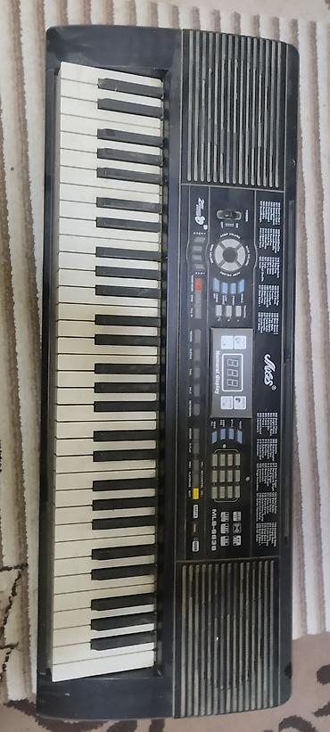 codera 2026 pdf: Elektron sintezator – Alesis ML-6059 (üzərində “Ales” loqosu görünür) — 2