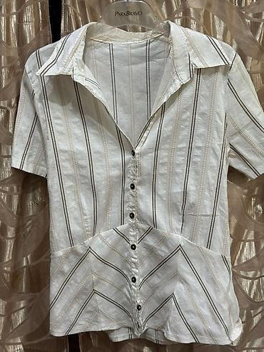 Рубашки: Классическая женская рубашка с коротким рукавом, выполненная из легкой — 2