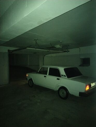 VAZ (LADA): VAZ 2107, ağ rəngdə sedan Xüsusiyyətlər: - Kuzov: 4 qapılı sedan, ağ — 8