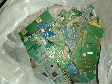 где можно купить бесплатный телефон: Отдам за 1-кило банана
Платы сотовых телефонов 200-грамм