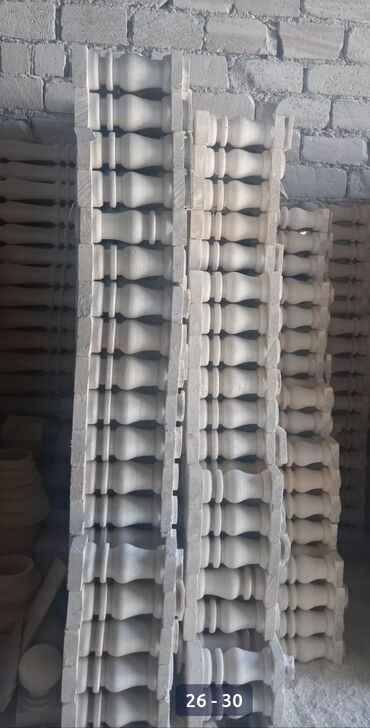 Pilləkən məhəccərləri: Ağ rəngli, müxtəlif formalı və ölçülü dəmir-beton sütunlar. Bu — 40