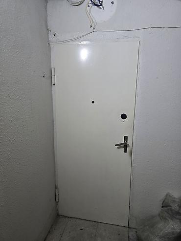 Ağ metal giriş qapısı - Material: polad/metal təbəqə - Rəng: ağ -