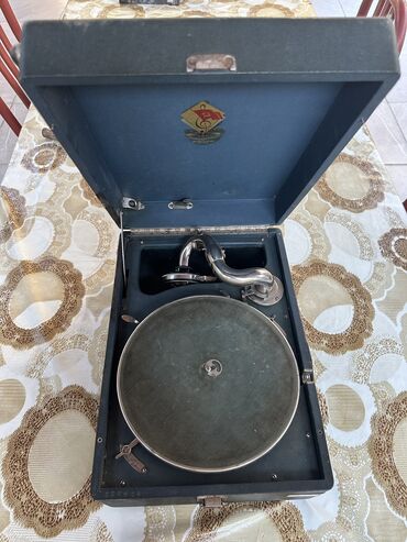 Sikkələr: Antikvar Qrammofon 1930-cu illərin.İşlək vəziyyətdə