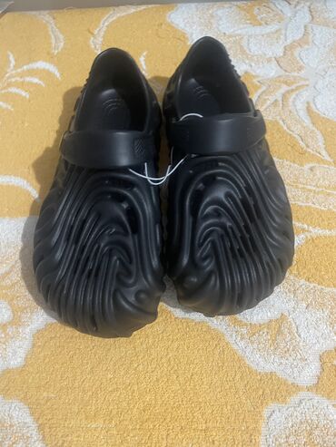 Босоножки, сандалии, шлепанцы: Мужские сандалии, 41, Crocs, Новый, цвет - Черный, Самовывоз, Платная доставка